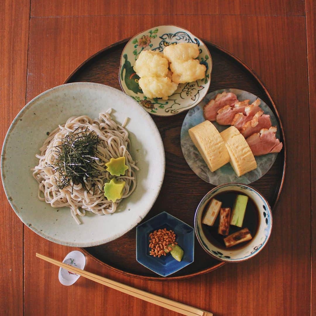 Kaori from Japanese Kitchenさんのインスタグラム写真 - (Kaori from Japanese KitchenInstagram)「ニトリ盆で冷やし蕎麦定食。鱧の天ぷら、最高です。 ・ こんばんは。 今日の朝昼ごはん。 夜から仕事が立て込むパターンで インスタ更新が開いてしまいました。 長野のお蕎麦と京おばんざいでした。 鴨南蛮そばをイメージして 網焼きしたネギをつけ汁にドボン。 近所の京料理屋さんが おばんざいテイクアウトを再開したと聞いて 早速（夫が買ってきてくれて）食卓に登場。 鱧の天ぷら、だし巻き、鴨ロース。 いやーやっぱり最高に美味しかったです。 涼を感じる箸置きで気持ちクールダウン🎐 おやつはバナナパウンドケーキ。 今日はバナナの日だったらしい🍌 ・ 鱧といえば夏の京都の風物詩。 京都の大学に4年間通っていたにもかかわらず 大学時代に京都で鱧を食べた記憶がないですが 鱧を食べると京都を思い出します🤤 （都合良い思い出補正） 大学時代の京都の思い出といえば、 さざんか（居酒屋）、三条河原、くるりでしょうか。 話が脱線したところで本日もお疲れ様でした。 ・ 【おしながき】 長野のアマランサス蕎麦 鱧の天ぷら 鴨ロース だし巻き卵 @kyo_ryori.aun 網焼きした長ネギとつけ汁 わさびとにこまる玄米 @senchado_tokyo ＊今日は薬膳走り書きお休みします＊ ・ ・ ・ ・ 2020.08.07 Fri Hi from Tokyo! Today’s late brunch: Buckwheat noodle w/ grilled Japanese leek in soy sauce soup, fish tempura, roasted duck, and rolled egg omelet. Banana cake as a coffee break. ・ ・ ・ ・ ・ #japanesefood #sobanoodles #おうちごはん #早餐 #薬膳 #うつわ #自炊 #清岡幸道 #松浦コータロー #砂田夏海 #蕎麦 #そば #和食 #和食ごはん」8月7日 21時04分 - coco_kontasu