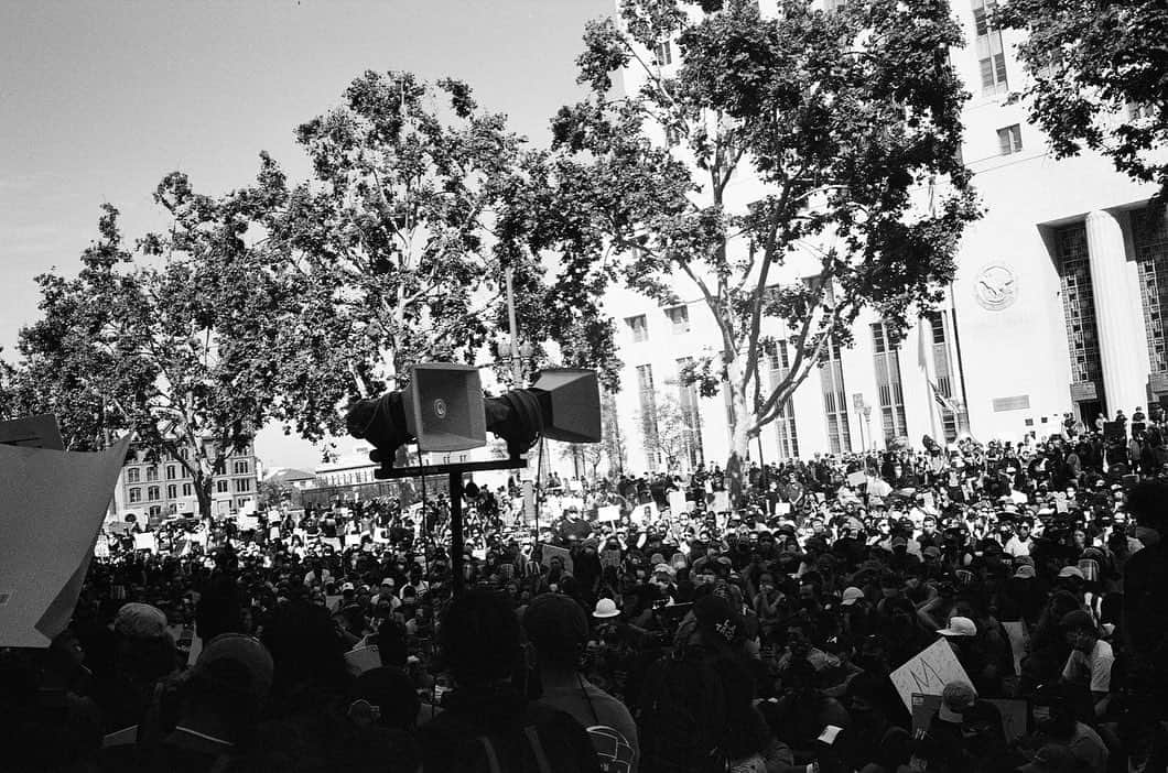 カーラ・デルヴィーニュさんのインスタグラム写真 - (カーラ・デルヴィーニュInstagram)「JUNE 3RD #BLACKLIVESMATTER #PROTEST #DEFUNDTHEPOLICE #NEVERFORGET @blklivesmatter 📷 by me」8月7日 21時04分 - caradelevingne