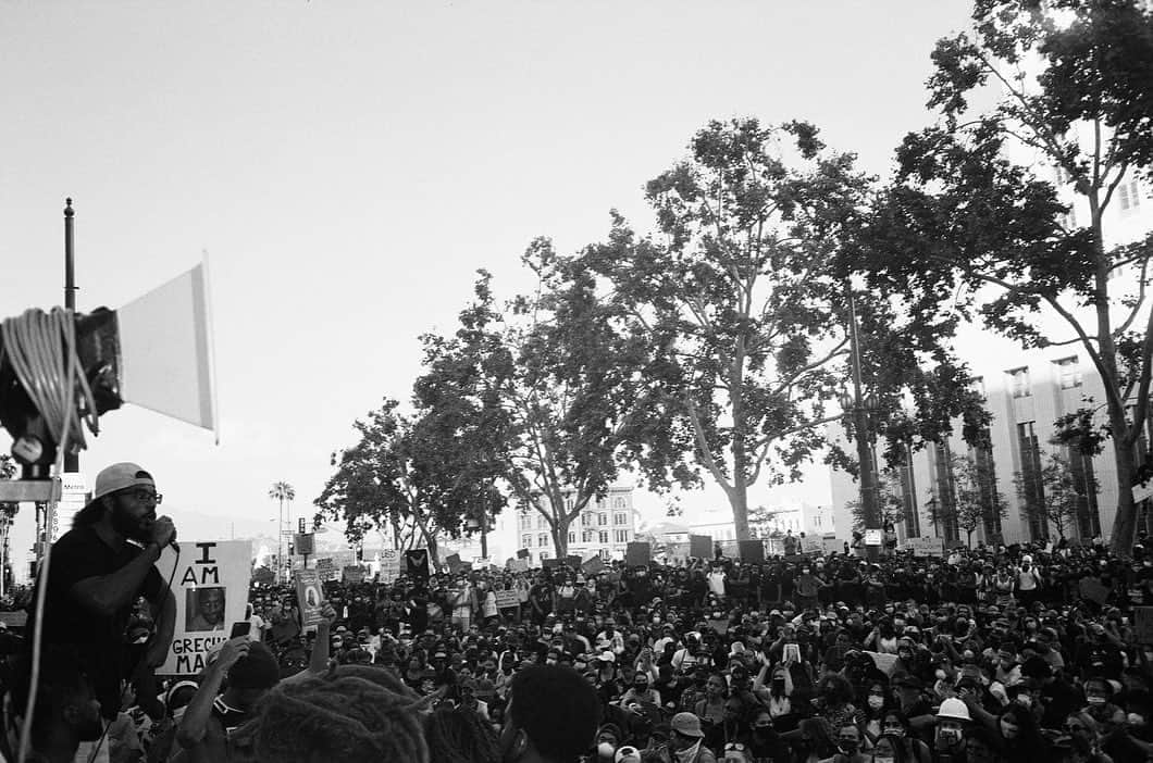 カーラ・デルヴィーニュさんのインスタグラム写真 - (カーラ・デルヴィーニュInstagram)「JUNE 3RD #BLACKLIVESMATTER #PROTEST #DEFUNDTHEPOLICE #NEVERFORGET @blklivesmatter 📷 by me」8月7日 21時04分 - caradelevingne