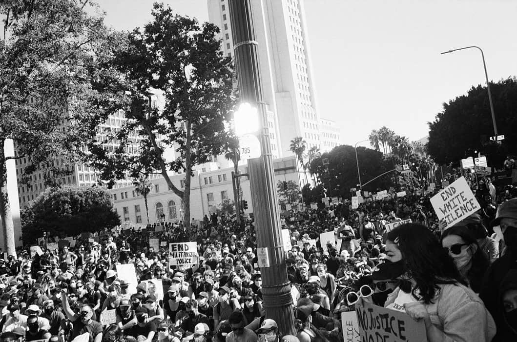 カーラ・デルヴィーニュのインスタグラム：「JUNE 3RD #BLACKLIVESMATTER #PROTEST #DEFUNDTHEPOLICE #NEVERFORGET @blklivesmatter 📷 by me」