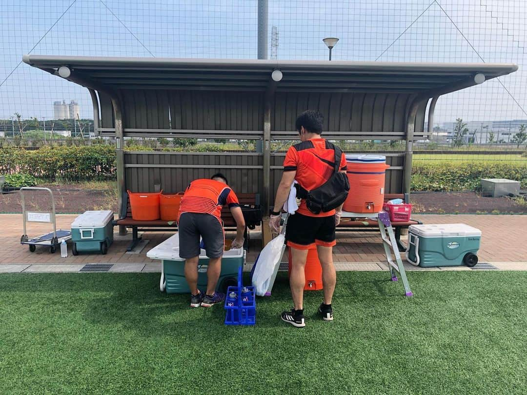 立川理道さんのインスタグラム写真 - (立川理道Instagram)「Team Training Day6 Day5は諸事情により欠席。 ①どんなストレッチや。 @daisukemaru_31  ②ルーキー3人 @hiro.07.jp  @kenshi_0917  @knsk53  ③暑い中トレーナーさんがいつも色々準備してくれています。感謝を忘れずに。 ④フィットネスを見守る 軍曹と採用担当前さん @slushi15  @maekawa_hironori  ⑤フィットネスのスタートポジション ⑥フッカーのポジション練習。様々なボールでやります。重いボール、丸いボール。 @hiroaki_sugimoto_  ⑦CTBのオフロード練習。 @shouta_nakata  @pouli.teaupa  ⑧キックオフ練習 @tomoki.10rug  ⑨練習後のNICEスマイル 剛腕ラピースとのぶ。 @hisanobu6391  ⑩アイスバス取り合い ルアと青木プロ&ほねてぃたうもあはぽい @a.a.aokisan  @honeti_taumohaapai  数週間いいトレーニングが出来ました。 1週間オフを挟んでリフレッシュしてから、また積み重ねていきたいと思います。」8月7日 21時19分 - harumichi1202