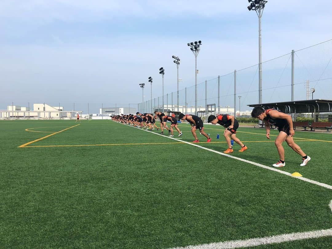 立川理道さんのインスタグラム写真 - (立川理道Instagram)「Team Training Day6 Day5は諸事情により欠席。 ①どんなストレッチや。 @daisukemaru_31  ②ルーキー3人 @hiro.07.jp  @kenshi_0917  @knsk53  ③暑い中トレーナーさんがいつも色々準備してくれています。感謝を忘れずに。 ④フィットネスを見守る 軍曹と採用担当前さん @slushi15  @maekawa_hironori  ⑤フィットネスのスタートポジション ⑥フッカーのポジション練習。様々なボールでやります。重いボール、丸いボール。 @hiroaki_sugimoto_  ⑦CTBのオフロード練習。 @shouta_nakata  @pouli.teaupa  ⑧キックオフ練習 @tomoki.10rug  ⑨練習後のNICEスマイル 剛腕ラピースとのぶ。 @hisanobu6391  ⑩アイスバス取り合い ルアと青木プロ&ほねてぃたうもあはぽい @a.a.aokisan  @honeti_taumohaapai  数週間いいトレーニングが出来ました。 1週間オフを挟んでリフレッシュしてから、また積み重ねていきたいと思います。」8月7日 21時19分 - harumichi1202