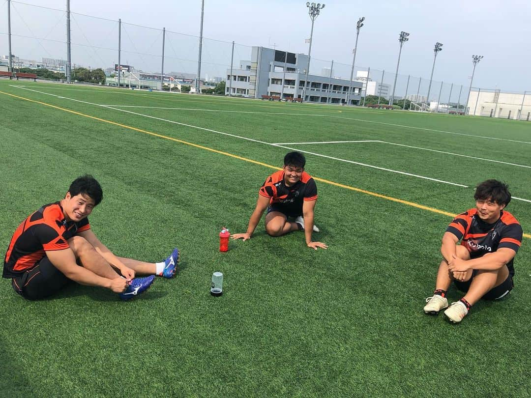 立川理道さんのインスタグラム写真 - (立川理道Instagram)「Team Training Day6 Day5は諸事情により欠席。 ①どんなストレッチや。 @daisukemaru_31  ②ルーキー3人 @hiro.07.jp  @kenshi_0917  @knsk53  ③暑い中トレーナーさんがいつも色々準備してくれています。感謝を忘れずに。 ④フィットネスを見守る 軍曹と採用担当前さん @slushi15  @maekawa_hironori  ⑤フィットネスのスタートポジション ⑥フッカーのポジション練習。様々なボールでやります。重いボール、丸いボール。 @hiroaki_sugimoto_  ⑦CTBのオフロード練習。 @shouta_nakata  @pouli.teaupa  ⑧キックオフ練習 @tomoki.10rug  ⑨練習後のNICEスマイル 剛腕ラピースとのぶ。 @hisanobu6391  ⑩アイスバス取り合い ルアと青木プロ&ほねてぃたうもあはぽい @a.a.aokisan  @honeti_taumohaapai  数週間いいトレーニングが出来ました。 1週間オフを挟んでリフレッシュしてから、また積み重ねていきたいと思います。」8月7日 21時19分 - harumichi1202