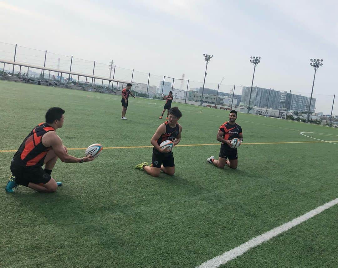 立川理道さんのインスタグラム写真 - (立川理道Instagram)「Team Training Day6 Day5は諸事情により欠席。 ①どんなストレッチや。 @daisukemaru_31  ②ルーキー3人 @hiro.07.jp  @kenshi_0917  @knsk53  ③暑い中トレーナーさんがいつも色々準備してくれています。感謝を忘れずに。 ④フィットネスを見守る 軍曹と採用担当前さん @slushi15  @maekawa_hironori  ⑤フィットネスのスタートポジション ⑥フッカーのポジション練習。様々なボールでやります。重いボール、丸いボール。 @hiroaki_sugimoto_  ⑦CTBのオフロード練習。 @shouta_nakata  @pouli.teaupa  ⑧キックオフ練習 @tomoki.10rug  ⑨練習後のNICEスマイル 剛腕ラピースとのぶ。 @hisanobu6391  ⑩アイスバス取り合い ルアと青木プロ&ほねてぃたうもあはぽい @a.a.aokisan  @honeti_taumohaapai  数週間いいトレーニングが出来ました。 1週間オフを挟んでリフレッシュしてから、また積み重ねていきたいと思います。」8月7日 21時19分 - harumichi1202