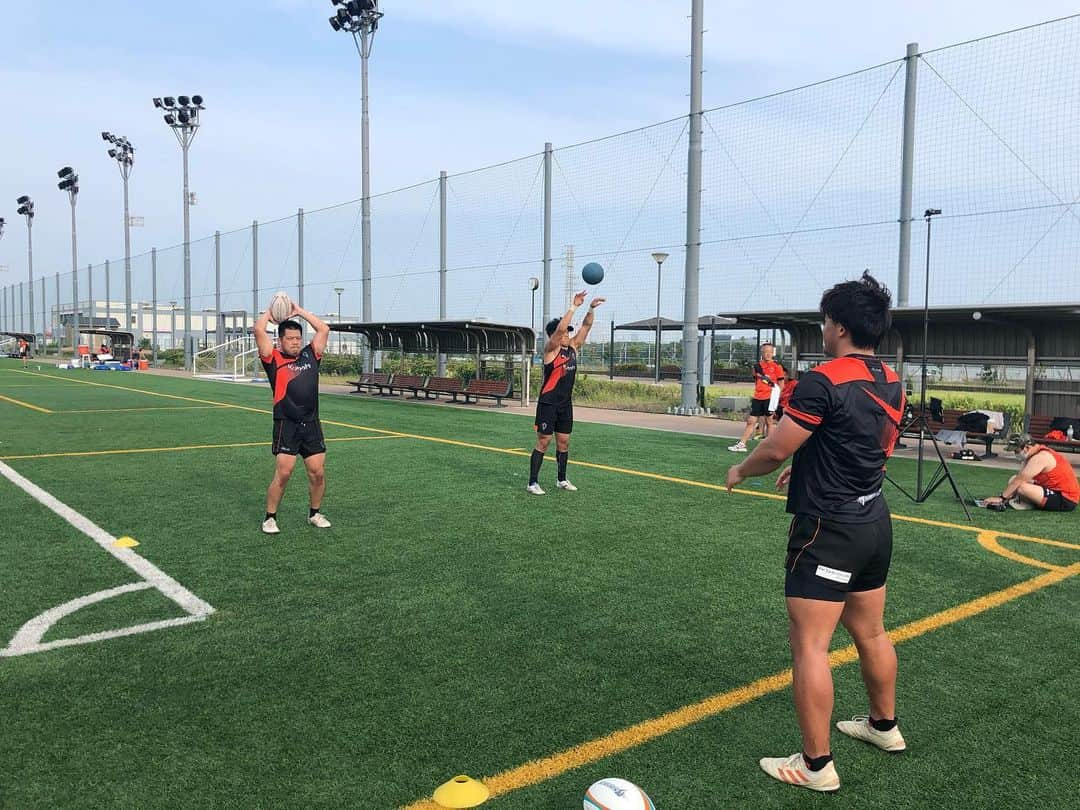 立川理道さんのインスタグラム写真 - (立川理道Instagram)「Team Training Day6 Day5は諸事情により欠席。 ①どんなストレッチや。 @daisukemaru_31  ②ルーキー3人 @hiro.07.jp  @kenshi_0917  @knsk53  ③暑い中トレーナーさんがいつも色々準備してくれています。感謝を忘れずに。 ④フィットネスを見守る 軍曹と採用担当前さん @slushi15  @maekawa_hironori  ⑤フィットネスのスタートポジション ⑥フッカーのポジション練習。様々なボールでやります。重いボール、丸いボール。 @hiroaki_sugimoto_  ⑦CTBのオフロード練習。 @shouta_nakata  @pouli.teaupa  ⑧キックオフ練習 @tomoki.10rug  ⑨練習後のNICEスマイル 剛腕ラピースとのぶ。 @hisanobu6391  ⑩アイスバス取り合い ルアと青木プロ&ほねてぃたうもあはぽい @a.a.aokisan  @honeti_taumohaapai  数週間いいトレーニングが出来ました。 1週間オフを挟んでリフレッシュしてから、また積み重ねていきたいと思います。」8月7日 21時19分 - harumichi1202