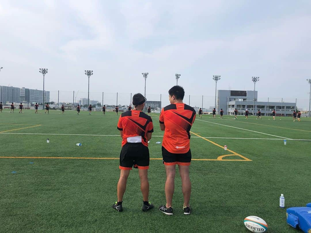 立川理道さんのインスタグラム写真 - (立川理道Instagram)「Team Training Day6 Day5は諸事情により欠席。 ①どんなストレッチや。 @daisukemaru_31  ②ルーキー3人 @hiro.07.jp  @kenshi_0917  @knsk53  ③暑い中トレーナーさんがいつも色々準備してくれています。感謝を忘れずに。 ④フィットネスを見守る 軍曹と採用担当前さん @slushi15  @maekawa_hironori  ⑤フィットネスのスタートポジション ⑥フッカーのポジション練習。様々なボールでやります。重いボール、丸いボール。 @hiroaki_sugimoto_  ⑦CTBのオフロード練習。 @shouta_nakata  @pouli.teaupa  ⑧キックオフ練習 @tomoki.10rug  ⑨練習後のNICEスマイル 剛腕ラピースとのぶ。 @hisanobu6391  ⑩アイスバス取り合い ルアと青木プロ&ほねてぃたうもあはぽい @a.a.aokisan  @honeti_taumohaapai  数週間いいトレーニングが出来ました。 1週間オフを挟んでリフレッシュしてから、また積み重ねていきたいと思います。」8月7日 21時19分 - harumichi1202