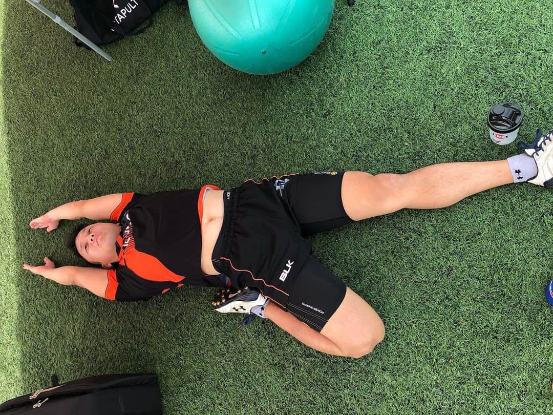 立川理道のインスタグラム：「Team Training Day6 Day5は諸事情により欠席。 ①どんなストレッチや。 @daisukemaru_31  ②ルーキー3人 @hiro.07.jp  @kenshi_0917  @knsk53  ③暑い中トレーナーさんがいつも色々準備してくれています。感謝を忘れずに。 ④フィットネスを見守る 軍曹と採用担当前さん @slushi15  @maekawa_hironori  ⑤フィットネスのスタートポジション ⑥フッカーのポジション練習。様々なボールでやります。重いボール、丸いボール。 @hiroaki_sugimoto_  ⑦CTBのオフロード練習。 @shouta_nakata  @pouli.teaupa  ⑧キックオフ練習 @tomoki.10rug  ⑨練習後のNICEスマイル 剛腕ラピースとのぶ。 @hisanobu6391  ⑩アイスバス取り合い ルアと青木プロ&ほねてぃたうもあはぽい @a.a.aokisan  @honeti_taumohaapai  数週間いいトレーニングが出来ました。 1週間オフを挟んでリフレッシュしてから、また積み重ねていきたいと思います。」
