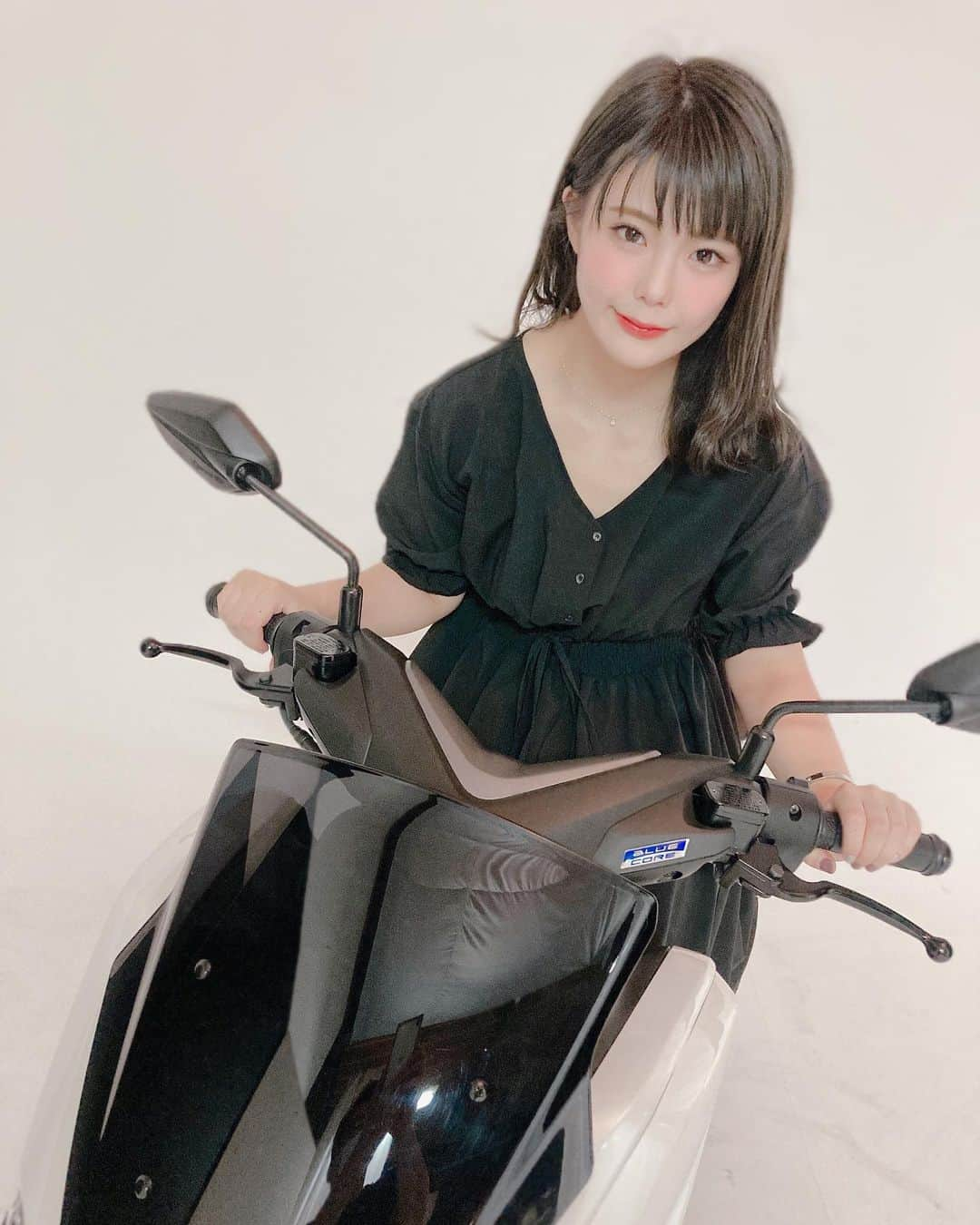 川村虹花さんのインスタグラム写真 - (川村虹花Instagram)「造形社｢モトモト｣9月号 バイク雑誌に掲載されています！🏍 8.6発売です！ ゲットしてねー！🥰 もう4年以上も連載させて頂いてます🥺！！！嬉しい🥺🥺  バイク好きの方はぜひー🥰  #125cc  #バイク女子 #モトモト」8月7日 21時19分 - nanaka_kawamura