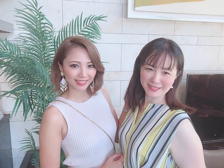 のインスタグラム：「4年前の自分を思い出した♡﻿ 　　﻿ 昨日はパラレルキャリアを主宰﻿ されいてる売れっ子のさやかさんの﻿ ご自宅であったセミナーと﻿ 懇親会に参加させていただきました♡　﻿ 　﻿ ﻿ 実はこのタワマンは私が４年前に﻿ 娘を抱っこしながら朝のラッシュ時簡に﻿ 地下鉄に乗ってメイクの仕事にいった﻿ 思い出の場所なのです・・・( ；∀；)﻿ 　﻿ ﻿ 深く考えてなかったけどその場に行くと﻿ あの時のことを思い出してまじで﻿ 泣きそうになりました。﻿ 　﻿ ﻿ 当時Facebook・アメブロを使って﻿ 集客して500円からのスタートで﻿ メイクをさせてもらってました。﻿ 　﻿ ﻿ それはもう必死にとにかく良質転換﻿ って思いで今思えば正直ほとんど﻿ 利益にならないこともやってた。﻿ 　﻿ ﻿ でもそれは経験を積ませていただきながら﻿ お金をいただけるありがたいことと﻿ 思っていたし絶対にどんどん上に﻿ 登り詰める！絶対に成功する﻿ 　﻿ ﻿ って決断してたからとにかく前だけをみて﻿ 都内その後全国娘と二人で﻿ 駆け回ってました( ；∀；)﻿ 　﻿ ﻿ 私もそんな時代があったよ～と﻿ 話すとびっくりされるけれど本当に﻿ そんな時代もあったのです。﻿ 　﻿ ﻿ そしてさやかさんは4年前お互いに﻿ 起業初期で本当に変わったね～﻿ と言い合える方です。﻿ 　﻿ ﻿ さやかさんは私よりもっともっと凄くて﻿ 本当に尊敬してます！﻿ バイタリティがやばすぎる！﻿ 　﻿ ﻿ 今つまずいてる人も先がまだ見えない﻿ っていう人も続ければ諦めなければ﻿ 必ず変化の時が来ると思います♡﻿ 自我を含めて頑張って♡﻿ （ちょっと落ち込んでるためｗ）﻿ ﻿ 　﻿ 29日にこうきシェフを読んで﻿ またパーティーしますよー💞﻿ すごい方がくるのでぜひ来てね✨﻿ 　﻿ ﻿ ﻿ #美容 #スキンケア #美容好き #コスメ ﻿ #美容情報#アラフォーコーデ#起業女子#セレクトショップ#ルルエトワール#ファッション#おしゃれワンピ#女性経営者#起業家#インフルエンサー#アンチエイジング#綺麗になりたい#独立#起業したい#かわいい#写真好きな人と繋がりたい#東京#ランチ#ネイル﻿ #お洒落さんと繋がりたい#おしゃれ#オシャレコーデ#gym#summer#workout#autumn ﻿ https://luluetoile.thebase.in/」