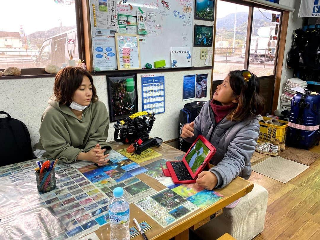 木村文乃さんのインスタグラム写真 - (木村文乃Instagram)「*** メイちゃんのブリーフィング中。  そうそう、私は暑がりなので 基本みんなより少し薄着です。 それもあってか 暖かい海より冷たい海の方が より楽しくなってしまう マイルドなヘンタイらしいです。  photo by#鍵井靖章 さん (@yasuaki_kagii )  #鹿児島 県 #ダイビングショップSB (@__smile_beams__ ) #ダイビング#diving#diver #水中カメラ#FUJIFILM#富士フイルム」8月7日 21時13分 - uminokimura_official