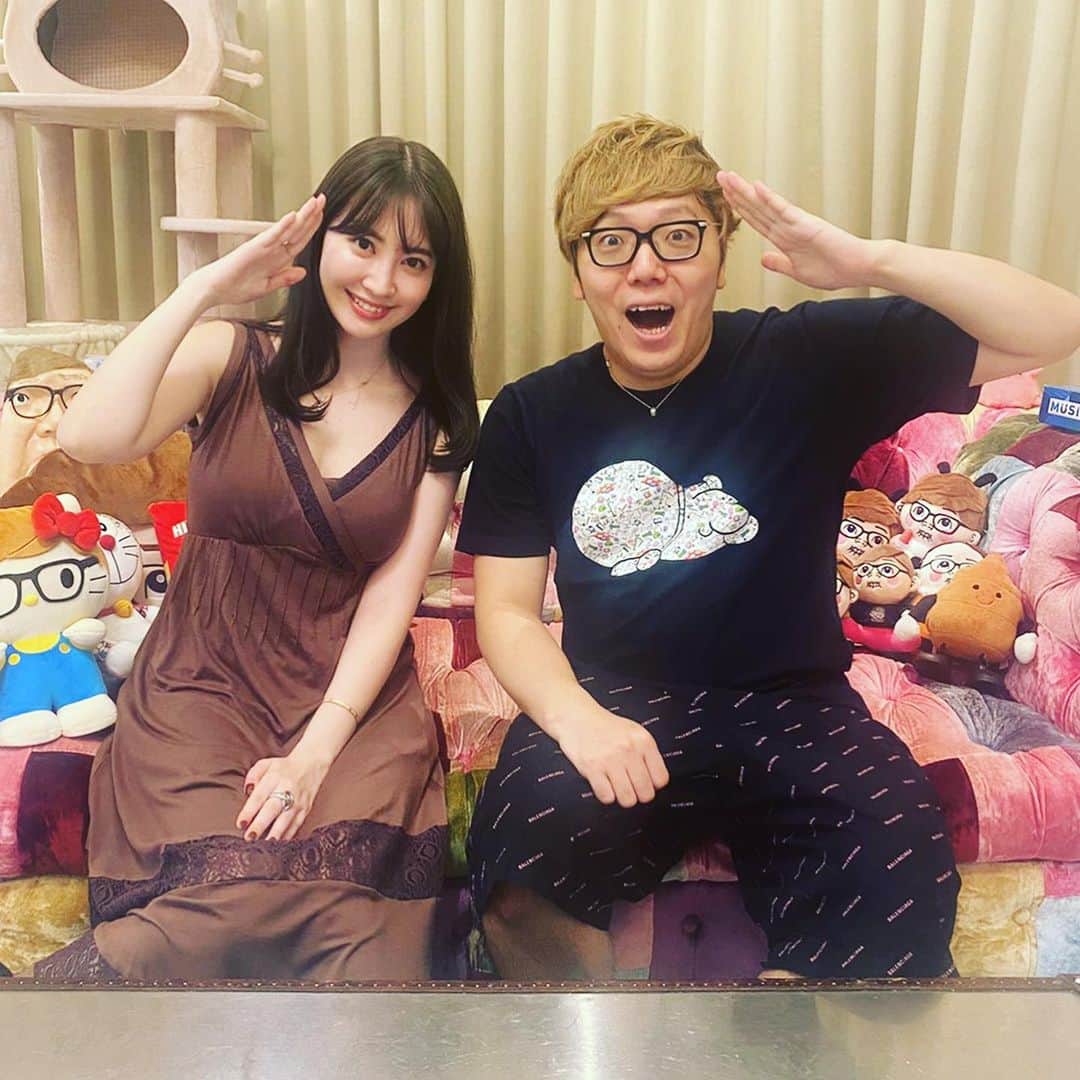 HIKAKINのインスタグラム：「こじはる×ヒカキンでコラボしました！ ヒカキンTVとこじはるさんのYouTubeチャンネルで動画見れますので是非ご覧ください！」
