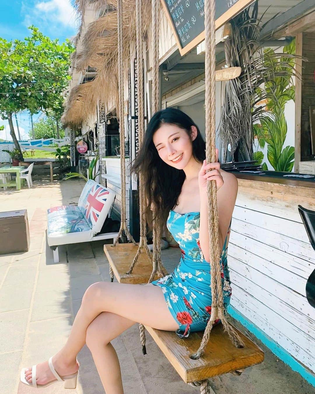 張香香のインスタグラム：「☀️🌺🌊 今天白天好熱 讓我想起墾丁 其實那時去很多地方真的蠻美 可惜太熱汗狂滴那種無法久待 如果有機會涼一點去剛剛好😳」