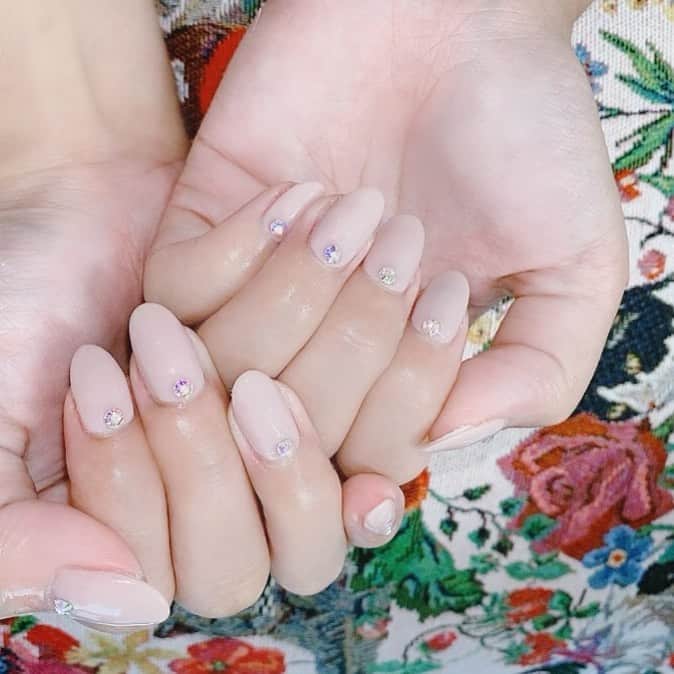 なかやまちえこのインスタグラム：「ベージュのワンカラーネイル✨⠀ ⠀ @kimagure_cat_whim 6016アウリ #nail #nails #nailart #ネイル #美甲 #ネイルアート  #japanesenailart #manucure #japanesenails #manicurist #gelnails #أظافر #네일아트 #미용 #vẽmóng #ワンカラーネイル #シンプルネイル ⠀ @rin_gemie ⠀  施術は @at_charme にて。」