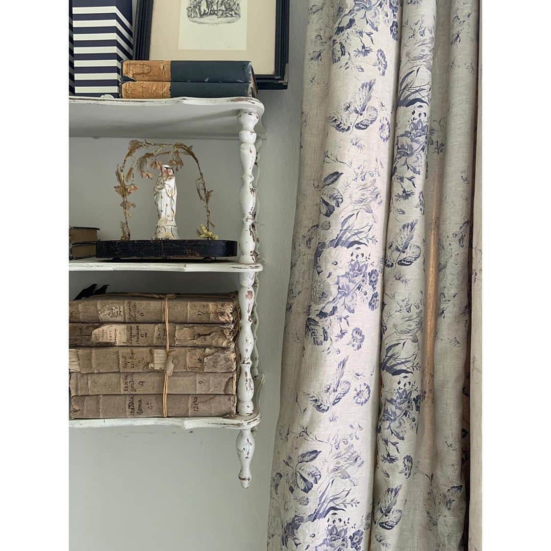のインスタグラム：「Constance in navy blue. Pigment printed in England on natural linen. New collections and photography coming soon! @scottlongjphoto @christina_strutt @cabbagesandroses_shop #pigment #print #curtains #madeinengland #shoplocal #housedress #windowdressing #huesofblue #cabbagesandroses #cabbagesandrosesfabric #livinglifebeautifully #christinastrutt #christinastruttisagenius」