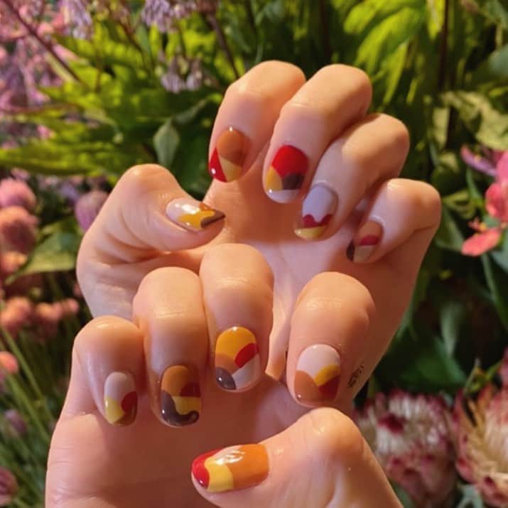 なかやまちえこのインスタグラム：「秋のネイル💅⠀ デザインはお伝え頂いて。⠀ ⠀ #nail #nails #nailart #ネイル #美甲 #ネイルアート  #japanesenailart #manucure #japanesenails #manicurist #gelnails #أظافر #네일아트 #미용 #vẽmóng #秋ネイル #autumnnail #チョコレートカラー @setoayumi ⠀ 施術は @at_charme にて。」