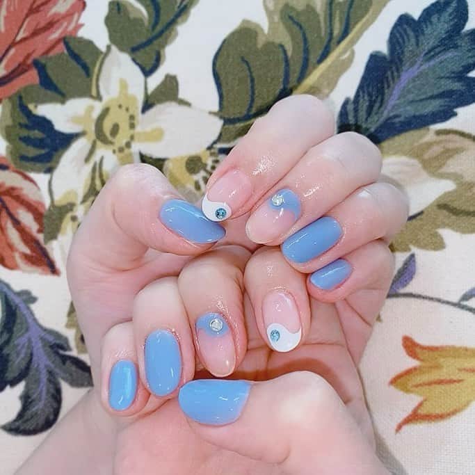 なかやまちえこのインスタグラム：「勾玉みたいな🔮⠀ #nail #nails #nailart #ネイル #美甲 #ネイルアート  #japanesenailart #manucure #japanesenails #manicurist #gelnails #أظافر #네일아트 #미용 #vẽmóng #勾玉 #勾玉ネイル @renkoseki ⠀ 施術は @at_charme にて。」