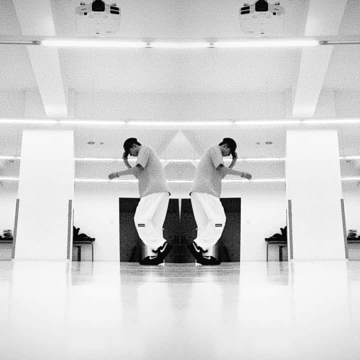 古幡亮（WATWING）のインスタグラム：「🧞‍♂️🧞‍♂️🧞‍♂️ . . 🎧 Time . . #ryoの自由気ままにチルオドリ  #watwing#ryofuruhata #dance#dancer#freestyle」
