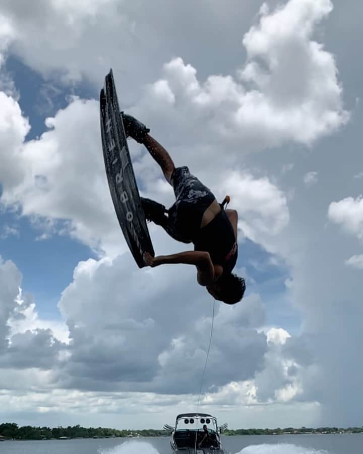 手塚翔太のインスタグラム：「Wakeboarding is all about have fun and spend good times with your beasties!🤤👊🏻  📱: @steellafferty」
