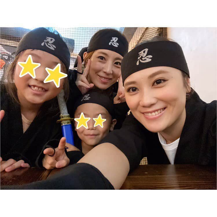 大谷朋子さんのインスタグラム写真 - (大谷朋子Instagram)「♡ * ずっと気になっていた 浅草の忍者カフェに息子と姪っ子と行ってきました𖣘 * この日を楽しみにしていた2人👦🏻👧🏻 着いたらすぐに忍者服にお着替え。 それはもう、可愛くてたまりません🖤 親も着替えて、みんなでテンションup! * 手裏剣投げや吹き矢、刀の居合いなど、 やさしいスタッフの方に教えていただきながら 忍者になりきって、忍者修行を♫ * 息子は手裏剣がなかなかうまく出来なくて、 悔しくて不機嫌に😢 でも、やさしいスタッフさんが何回もチャレンジさせてくれて、やっとできたときにはみんなで感動でした♡ * 私も初めて手裏剣や吹き矢を体験できて、 とっっても楽しかったです！ * 最近鬼滅の刃にハマっている子供たちは、 刀の居合いも興味津々!! 私もチャレンジしてみたけど、簡単にできそうに見えていた刀の抜き方、しまい方がすごく難しくてびっくり。 * 最後に、刀の居合いを発表して、 無事修行を終えました◡̈👍🏻 * 大人も子供も楽しめる忍者カフェ𖣘 子供たちの「楽しかったー!また行きたい!!」 が聞けて大満足🖤 * 忍者の紫道さん、かっこいい技を沢山見せてくださいました！ そして、自由すぎる子供たちにとっても優しく接してくださり、ありがとうございました◡̈🙏🏻 * * @ninja_cafe_bar #忍者カフェ #浅草忍者 #忍者カフェ浅草  #忍者体験 #エンタメカフェ #ニンジャカフェ #pr #トリドリベース #浅草 #asakusa #ninja #こどもとおでかけ #夏休み #男の子ママ #女の子ママ  #鬼滅の刃」8月7日 21時36分 - tomoko_ohtani