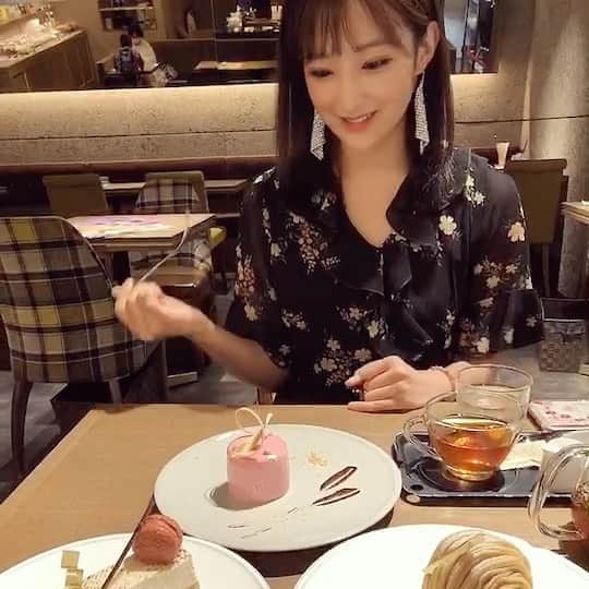 ミクのインスタグラム：「. . happy🧁🍰 大人の味だった🥰 食べる瞬間いつも真剣w . .  #日比谷　#日比谷ミッドタウン #日比谷カフェ #映画　#waves  #cafe #cake #sweets  #tea #モンブラン　#ルビーチョコレート　#マカロン　#macaron #rubychocolate #fashion #korea #ootd #ビジョビジョ」