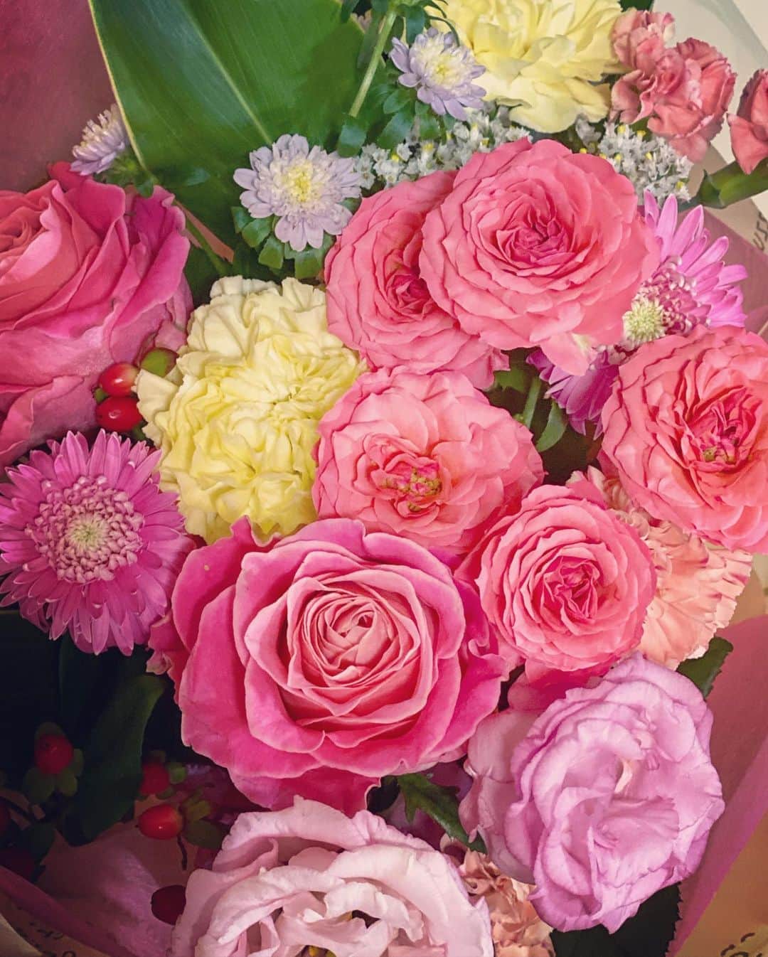 Hiroe Hiranoさんのインスタグラム写真 - (Hiroe HiranoInstagram)「大きなフラワーギフトが届いた💐  いつもありがとう😊 出会った頃から、 たくさんお花のギフトをくれる人🌹  とっても嬉しいっ✨💋  Thank you my love 🌈 Love you always HIROE.  #love #partnership #flower #gift #anniversary #❤️ #感謝　#パートナーシップ #gratitude」8月7日 21時46分 - hiroe_hirano