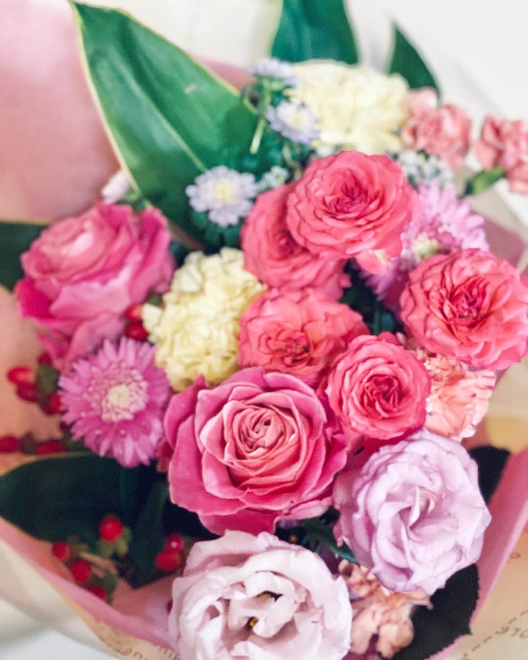 Hiroe Hiranoさんのインスタグラム写真 - (Hiroe HiranoInstagram)「大きなフラワーギフトが届いた💐  いつもありがとう😊 出会った頃から、 たくさんお花のギフトをくれる人🌹  とっても嬉しいっ✨💋  Thank you my love 🌈 Love you always HIROE.  #love #partnership #flower #gift #anniversary #❤️ #感謝　#パートナーシップ #gratitude」8月7日 21時46分 - hiroe_hirano