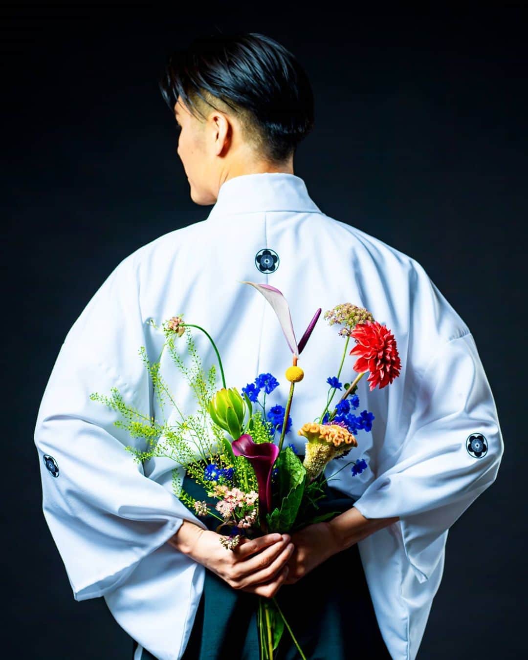 梅川壱ノ介（舞踊家）のインスタグラム：「𝐙𝐨𝐮𝐤𝐚 ~𝐅𝐥𝐨𝐫𝐚𝐥 𝐠𝐢𝐟𝐭~ ￣￣￣￣￣￣￣￣￣￣￣￣￣￣￣￣￣￣￣￣￣ 贈花、、、 何気ないお花の贈り物は人の心をハッとされる。素朴だけど、心のこもった贈り物。  そんな作品に参加できたこと、心から感謝してる。  ありがとう、@cotaroishii ちゃん。 そして、おめでとう！  【POST】 日田芸術週間 2020/8/8-8/16 黎明館 & 旧マルハラ金物店  #石井小太郎 #梅川壱ノ介 #贈花 #日田市 #日田芸術週間 #post」