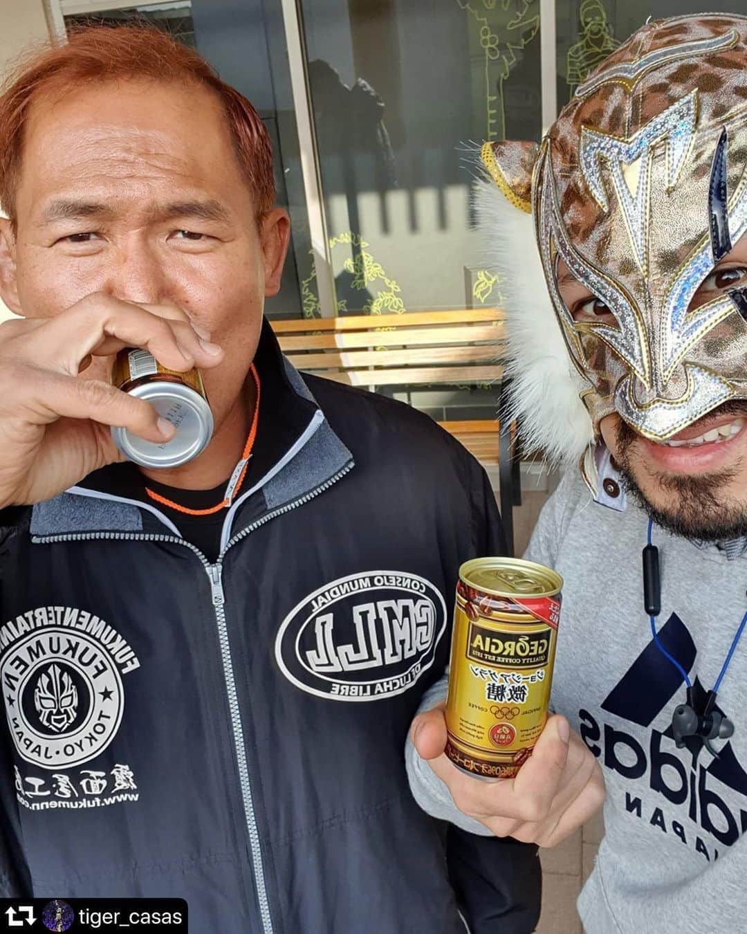 奥村茂雄さんのインスタグラム写真 - (奥村茂雄Instagram)「Con @tiger_casas  - #repost @tiger_casas ・・・ Aquí tomando mi bebida favorita de las maquinas de Japón con el "ídolo" 😅  mi amigo @okumuracmll el Tifón de Osaka en camino de Shizuoka a Tokio 🇯🇵🇲🇽☕🧊  Memorias de enero con NJPW. . . . #luchalibre #tokyo #tifondeosaka #fuji #shizuoka #japon japan #cafe #georgiacafe #okumura #tigre #tiger #newjapanprowrestling #njpw1972 #njpw #njcmll #wrestler #wrestling #catch #lutalivre」8月7日 21時41分 - okumuracmll