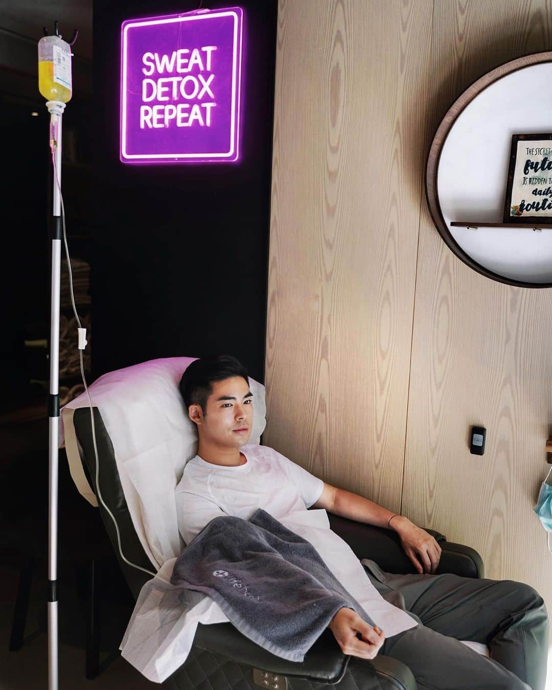Christoffer Chengのインスタグラム：「Spent a lovely afternoon at Life Hub to do a detox IV drip for a quick boost to my immune system, plus an infrared sauna to draw out toxins! Love the relaxing atmosphere and got me energised for the weekend 😉😉   #ivdrip #infraredsauna #detoxday @lifehubwellcare #Health #Wellness #LifeHubBiohackers #LifeHubwhydetox」
