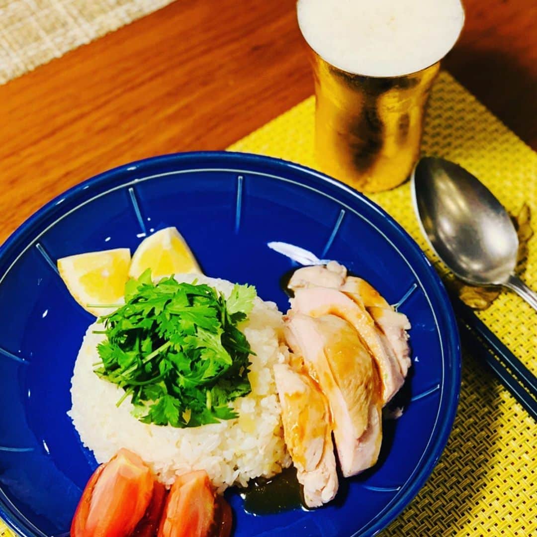 坂田陽子さんのインスタグラム写真 - (坂田陽子Instagram)「炊飯器で作る鶏胸肉の　 #カオマンガイ ・ 水、塩、生姜を入れた鍋で鶏胸肉の色が変わるまで茹でたら炊飯器で1時間ほど保温でしっとりふっくら仕上がります。 ・ その後鶏の旨味たっぷりのお出汁でご飯を炊くと、味がしっかりと染みたふっくら旨旨ご飯に🤣 ・ ソースは以前どなたかのブログで見たレシピ🤣めちゃ美味しい❗️これ、我が家の定番！ ・ ・みそ大匙2 ・醤油大匙1/2 ・みりん大匙1弱 ・酢大匙1/2 ・砂糖大匙1 ・生姜すり下ろし1/2かけ ・鶏の茹で汁大匙1  私は山盛りのパクチーと、 ご飯にレモンをきゅっと絞って食べるのが好き🍋 ・ ・ ただ今タンパク質LOVE❤️な息子は大量の胸肉にがっつき、 かるたはトマトを狙っている。。🍅🐶🍅🐶 ・ ・ 残った鶏の茹で汁に刻んだパクチー入れただけで美味しいスープになるし、あとはサラダや一品足して ほぼほぼ、炊飯器が調理してくれた晩ご飯🤣🤣 ・ @re_de_official  #炊飯器カオマンガイ」8月7日 21時43分 - yokosakata