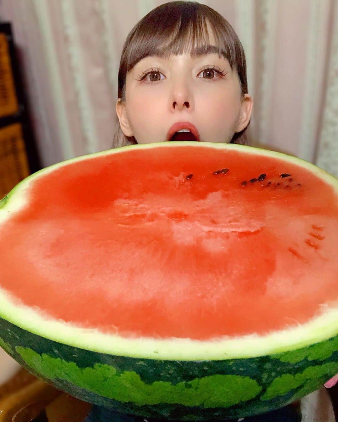 アイシスのインスタグラム：「おおきなおおきな スイカをいただきました🍉  果物マニア滝澤の喜びは最高潮👏🏻 拍手喝采のスタンディングオベーション👏🏻👏🏻👏🏻👏🏻🍉  スイカは糖質もあるけれど、 カリウムと水分が豊富だから むくみ防止にとてもよいのである。 ダイエッターの味方！！  とりあえず しばらくは食料に困らなそう🧚🏻‍♀️ 感謝感謝🙇‍♂️🍉✨  #すいか #スイカ #🍉 #滝澤いしすと趣味の世界 #ダイエッターの味方 #果物マニア滝澤 #果物なら何キロでも喰らう女　#にしても大きなスイカだ #お風呂に浮かべて冷やした #小学生の頃の夏休みを思い出す #エモすぎる #夏の風物詩 #夏が過ぎ風あざみ #誰のあこがれにさまよう #八月は夢花火　#今年夢花火ないね #ひとり静かに泣くわ #しかしそれでも #私の心は夏模様 #おあとがよろしいようで」