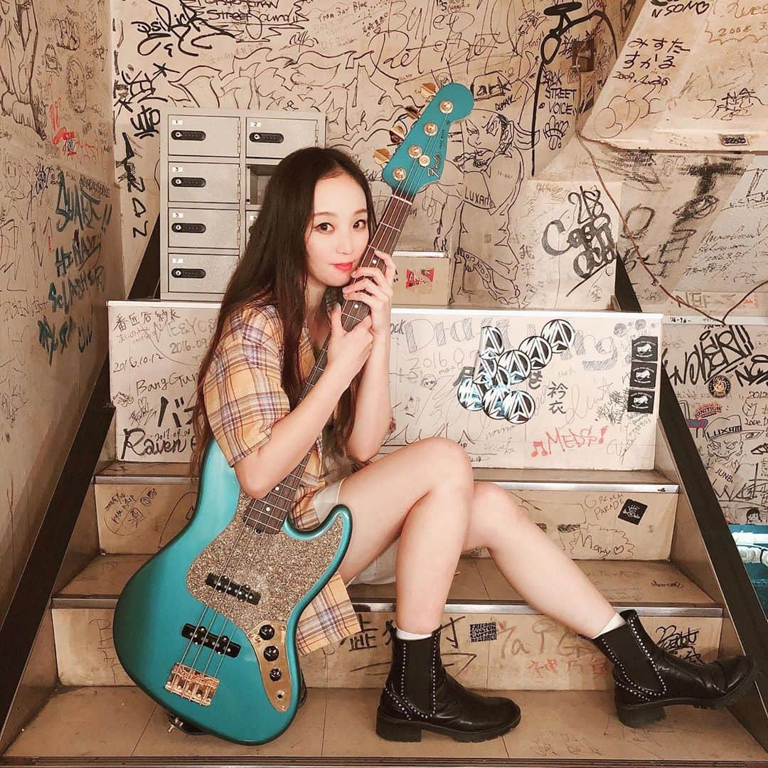 NOHANAのインスタグラム：「ガールズバンドあるある😂？ ・ #bass #bassist #bassgirl #ベース女子 #fender #jazzbass #girlsband #checkme #eggman #楽屋」