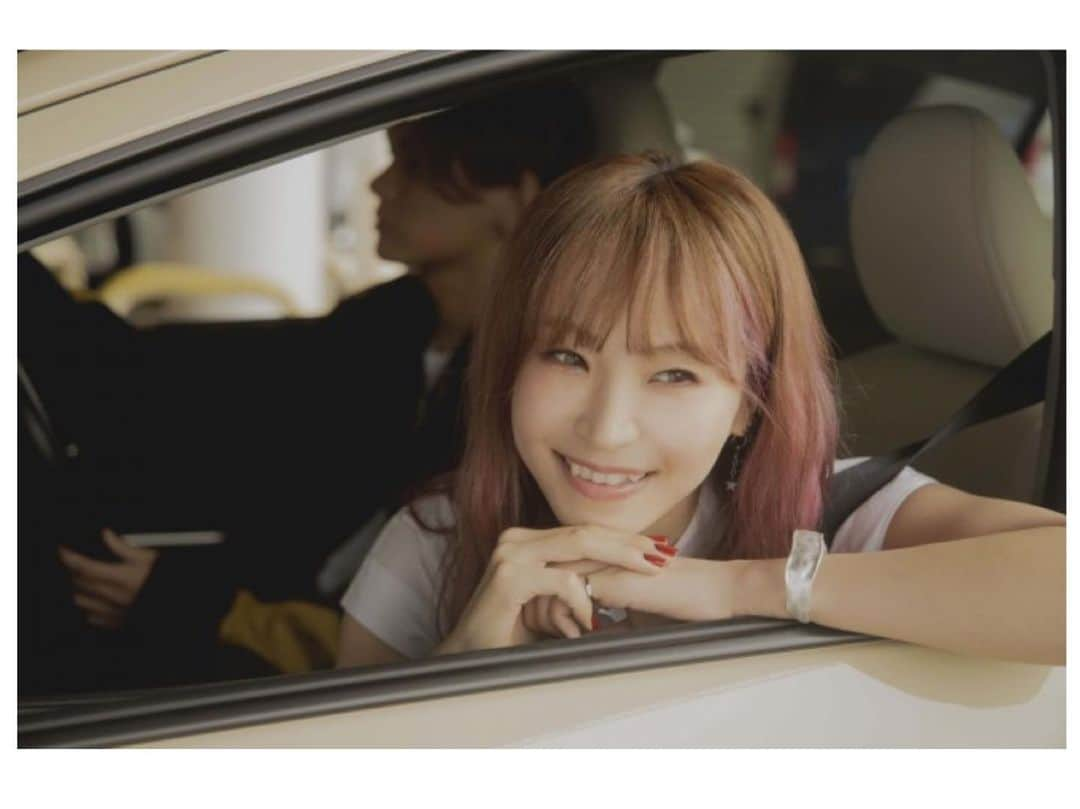 LiSAさんのインスタグラム写真 - (LiSAInstagram)「トヨタさんのAQUA CM、もう何度も何度も遭遇しました🚘みてくれましたか？ KSUKEさんとの秘密話、今度はオリコンさんにてさせていただいています。みてねーー🚘 @ksuke_jpn  #トヨタ　#AQUA #紅蓮華　#車の外見て笑ってるこの私とすれ違った隣の車の人めちゃ怖いね笑　#あのひと一人でめちゃたのしそう　#ってなる」8月7日 21時50分 - xlisa_olivex