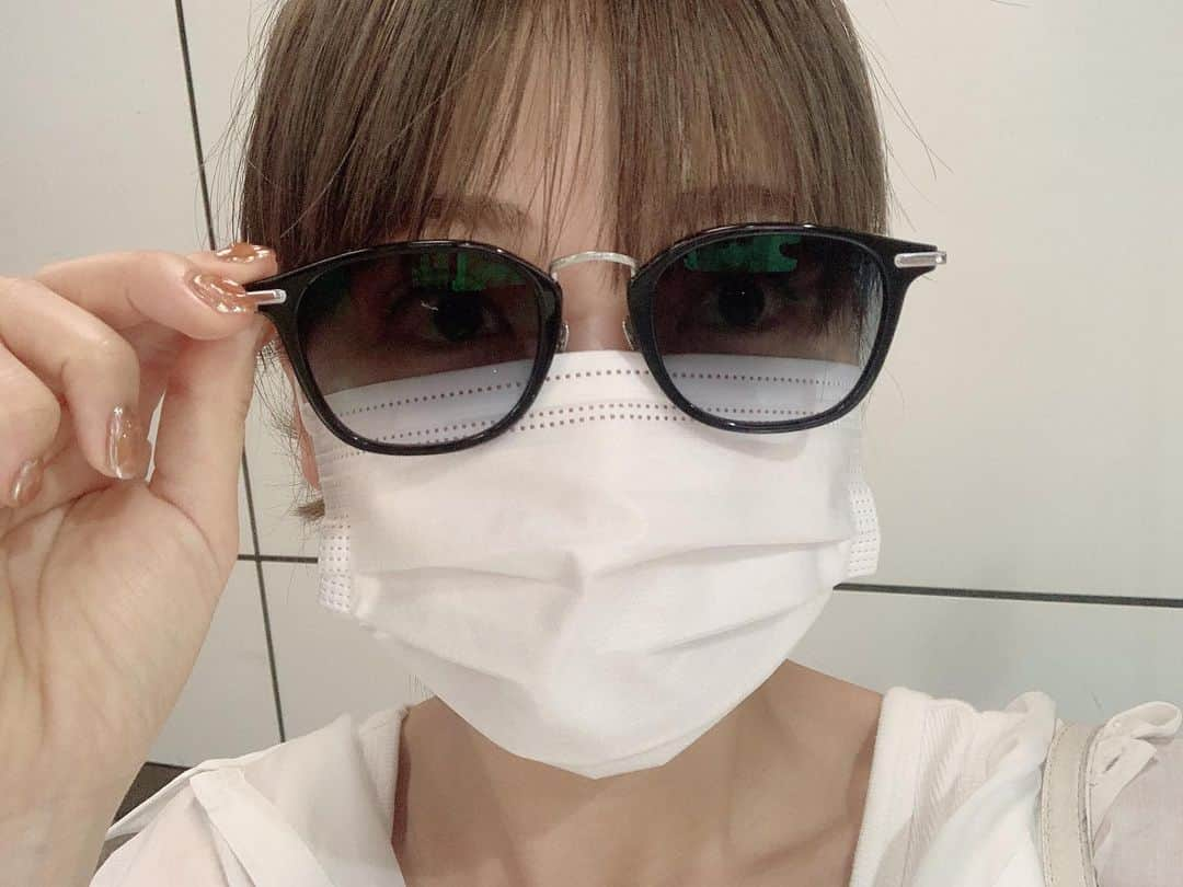 桃さんのインスタグラム写真 - (桃Instagram)「怪しいものではございません💀二重埋没してきました👀 術後直後で幅広いですが、どんどんナチュラルになってく予定です👍🏻てか、黒目ちっちゃ！！！！！笑 経過や目の開け閉め動画はブログに載せてます🙆🏻‍♀️ やりたてなのに痛々しさゼロじゃない？！すごい👏🏻  #共立式二重埋没ppl挙筋法 #共立美容外科　#共立美容外科新宿本院 #二重埋没　#サングラス　@resee.official」8月7日 21時51分 - momo.official