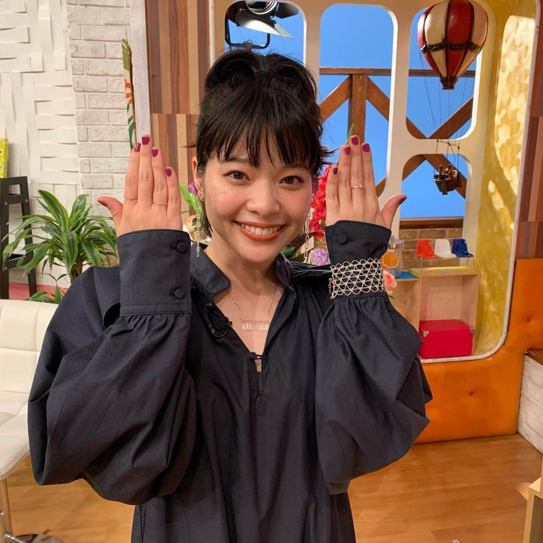 岸井ゆきのさんのインスタグラム写真 - (岸井ゆきのInstagram)「あした8/8、12:00〜日本テレビ📺『メレンゲの気持ち』📺に出演します😊😊😊 再びメレンゲの皆さんとお会いでき、たのしい収録でした。 初めましてのおかずクラブさんのお二人とのお話もとてもたのしかったです 『私たちはどうかしている』の話や、一人でゆく海外旅行のこと、好きなたべもののこと、自粛期間のこと、健康のこと、いろいろな話をしました。🥭 ぜひご覧ください😉😉  💄 @ayamurakami__  👗　@kaho__yamaguchi  @siri_siri_official  @jens.jp   #私たちはどうかしている  #メレンゲの気持ち #岸井ゆきの」8月7日 21時52分 - yukino_kishii