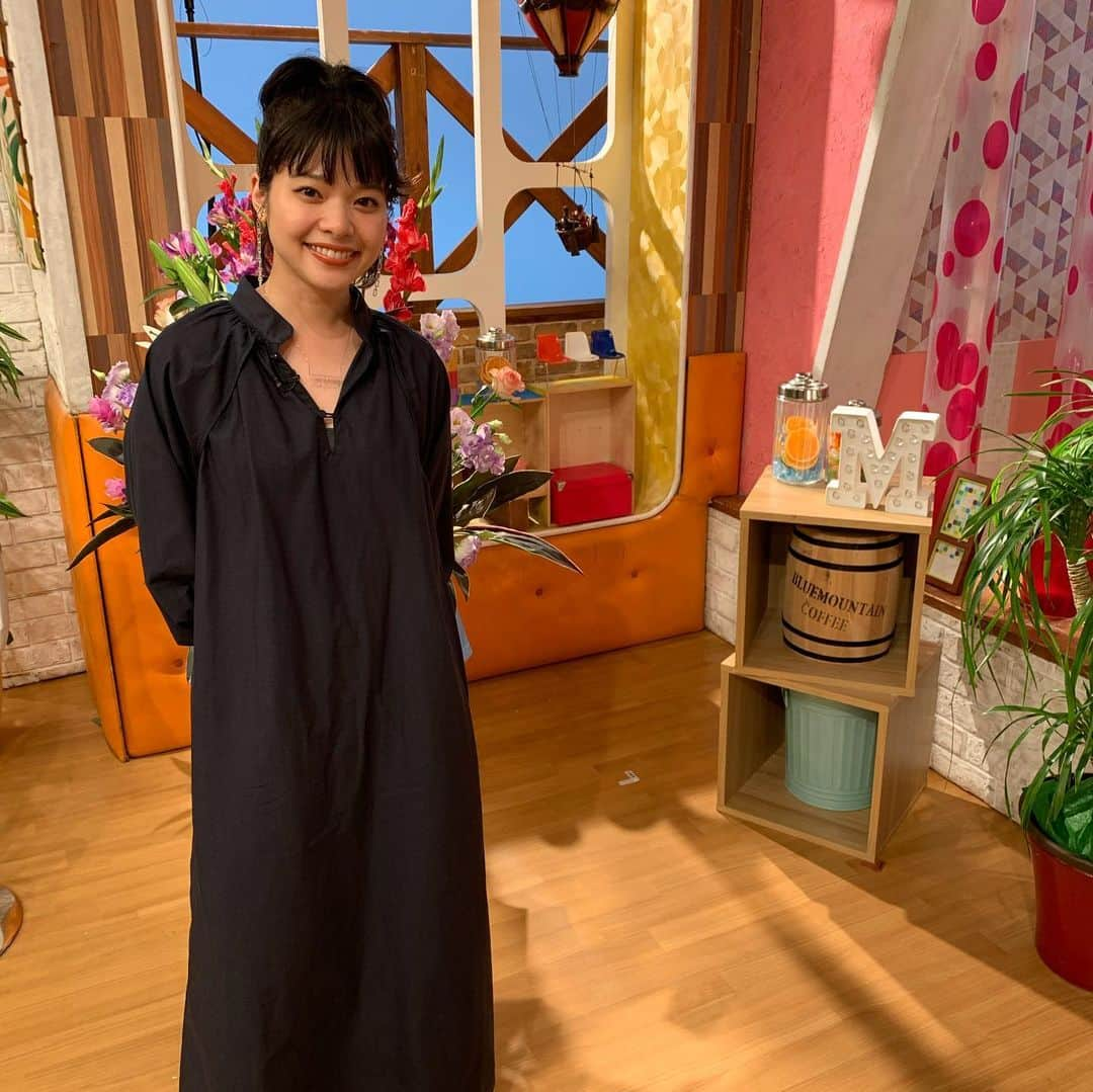 岸井ゆきのさんのインスタグラム写真 - (岸井ゆきのInstagram)「あした8/8、12:00〜日本テレビ📺『メレンゲの気持ち』📺に出演します😊😊😊 再びメレンゲの皆さんとお会いでき、たのしい収録でした。 初めましてのおかずクラブさんのお二人とのお話もとてもたのしかったです 『私たちはどうかしている』の話や、一人でゆく海外旅行のこと、好きなたべもののこと、自粛期間のこと、健康のこと、いろいろな話をしました。🥭 ぜひご覧ください😉😉  💄 @ayamurakami__  👗　@kaho__yamaguchi  @siri_siri_official  @jens.jp   #私たちはどうかしている  #メレンゲの気持ち #岸井ゆきの」8月7日 21時52分 - yukino_kishii