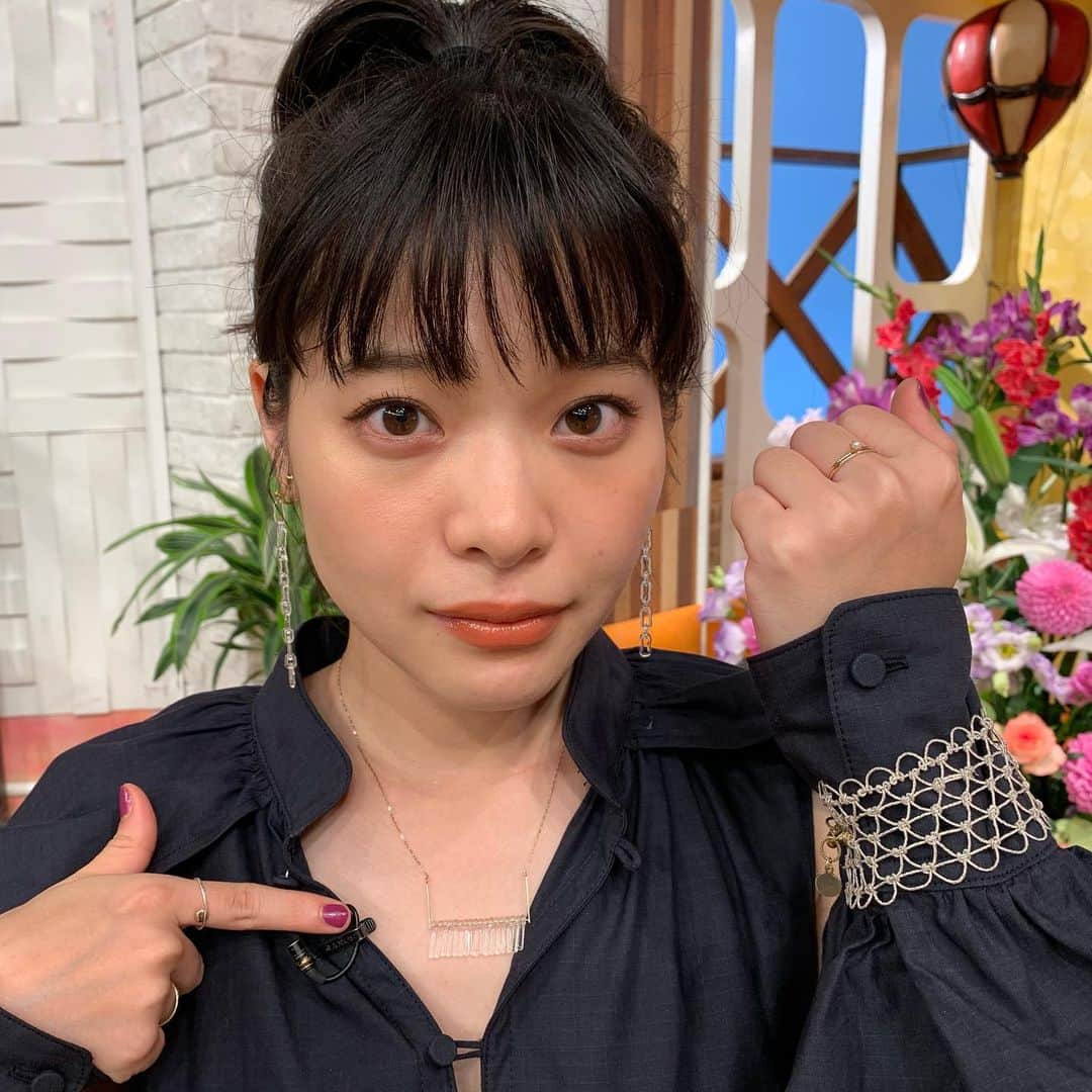 岸井ゆきののインスタグラム：「あした8/8、12:00〜日本テレビ📺『メレンゲの気持ち』📺に出演します😊😊😊 再びメレンゲの皆さんとお会いでき、たのしい収録でした。 初めましてのおかずクラブさんのお二人とのお話もとてもたのしかったです 『私たちはどうかしている』の話や、一人でゆく海外旅行のこと、好きなたべもののこと、自粛期間のこと、健康のこと、いろいろな話をしました。🥭 ぜひご覧ください😉😉  💄 @ayamurakami__  👗　@kaho__yamaguchi  @siri_siri_official  @jens.jp   #私たちはどうかしている  #メレンゲの気持ち #岸井ゆきの」