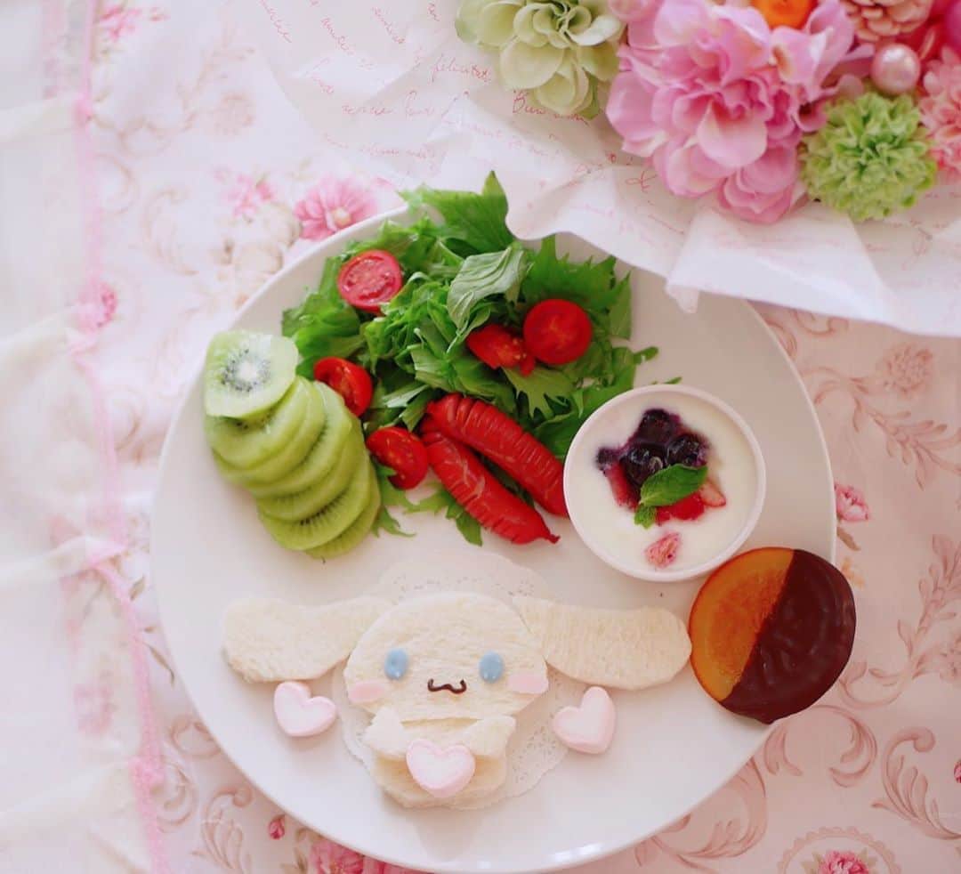 倉岡生夏のインスタグラム：「甘いのもちょっと食べたいモーニング💓 ・ ・ 最近朝ごはんはキウイ🥝とヨーグルトがマスト💓 パンはシナモンちゃんにしたからジャムでたべました🍓 ・ ・ 三連休ですね〜！暑いので熱中症気をつけましょうね⭐️ ・ ・ ・  #おうちカフェ #シナモンカフェ風  #サンリオ  #愛され料理 #クッキングラム #キャラごはん  #可愛いスイーツ  #キャラ弁  #モーニングプレート  #delistagrammer  #kyaraben  #sweetstagram  #cafestagram #朝ごはん #三連休 #シナモンちゃん #熱中症 #スイーツ!」