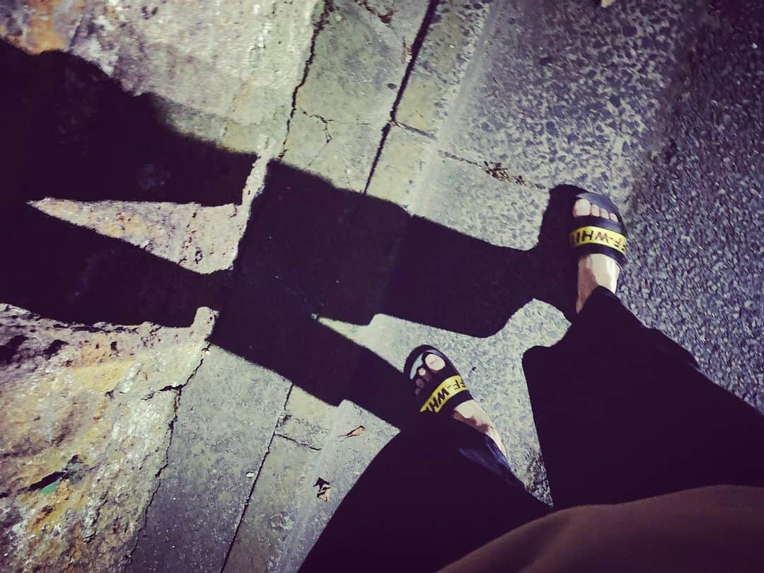 のインスタグラム：「サンダル履けるのうれしい  #梅雨明け #summer #japan #followｍe #instalike #instagram #fashion #offwhite」