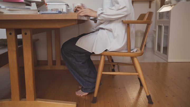 yukiのインスタグラム：「こういう生活音際立つ動画好きなんすよ。 動画のタイトルは、 ㅤㅤㅤㅤㅤㅤㅤㅤㅤㅤㅤㅤㅤ STILL BY HANDのハンカチとデニム、シャツはCOMOLI ㅤㅤㅤㅤㅤㅤㅤㅤㅤㅤㅤㅤㅤ です。 サムネが高速タイピングしてるみたいになってる。 ㅤㅤㅤㅤㅤㅤㅤㅤㅤㅤㅤㅤㅤ アイロンかけるのが楽しいハンカチ。 ㅤㅤㅤㅤㅤㅤㅤㅤㅤㅤㅤㅤㅤ 続きはYouTubeにございますゆえ。」
