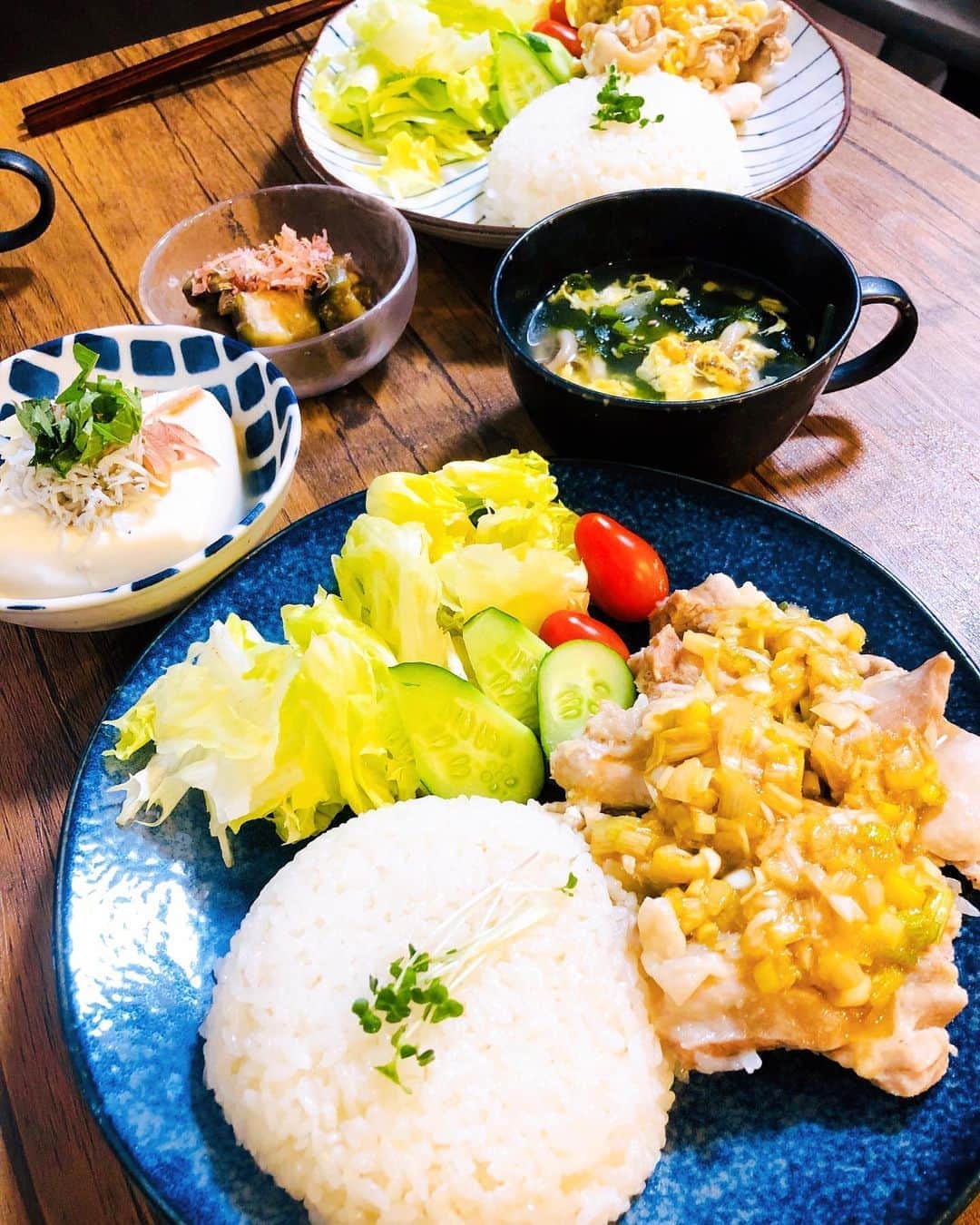 のインスタグラム：「炊飯器で一発ズドーンのカオマンガイ。 時間無い時、スイッチ１つで簡単で美味しくて最高👏  👱‍♂️の大好物で何がいいかときくと、必ずカレーかカオマンガイか青椒肉絲と答える。ほんま肉、肉、肉！！！ 部活やっとる人みたいなメニューが好きだよね、男の子って👦🏻 コロナに感謝することはないけれど、しいていうならば、自粛中の３ヶ月間くらいで料理苦手＆嫌い→結構楽しいかも🍽に変わってきたこと。ま、全然まだまだ作れないんですけどねw ・ ・ ・ #特訓中 #おうちごはん  #おうちごはんlover  #おうちごはん部  #わんぱく飯 #カオマンガイ #炊飯器レシピ  #炊飯器料理」