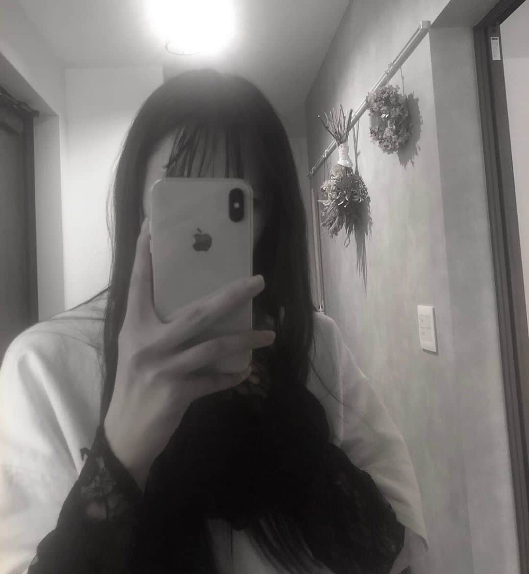 中野みやびのインスタグラム：「モノクロ  #モノクロ #picture #お洒落 #可愛い #雰囲気  #鏡 #mirror #加工 #お気に入り #very #girl #女子 ##good #wawawa #みやび」