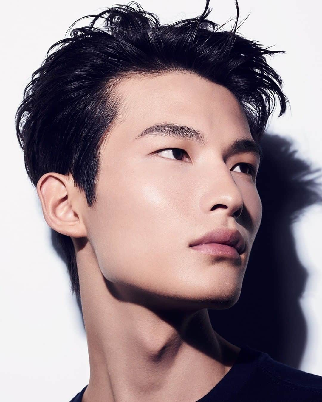 シャネルさんのインスタグラム写真 - (シャネルInstagram)「Easy-to-use products for a natural look. Discover the makeup and skincare line for men BOY DE CHANEL.  GET THE LOOK: BOY DE CHANEL FORTIFYING GEL MOISTURIZER BOY DE CHANEL FOUNDATION N°20 Light BOY DE CHANEL CONCEALER N°20 Light BOY DE CHANEL EYEBROW PENCIL 208 Black BOY DE CHANEL LIP BALM  #BoyDeChanel #BeOnlyYou #CHANELMakeup #CHANELSkincare  Available in select markets.」8月7日 22時00分 - chanelofficial