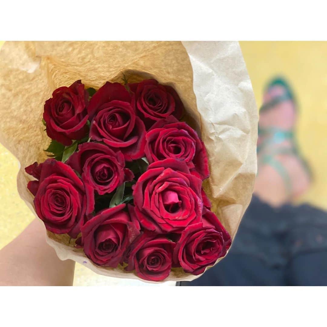富田真紀子さんのインスタグラム写真 - (富田真紀子Instagram)「この前なんでもない道を歩いてたら、プレゼントしていいですか？って😂  #どれだけちゃらいの #お花屋さん #真っ赤なバラなんて #初めてもらった #バラは数に意味があるらしい #とりあえず #このバラに負けないように #生きるしか #とっても素敵ないちにちだった #私も花をプレゼントできる人になりたい」8月7日 22時01分 - makikotommy