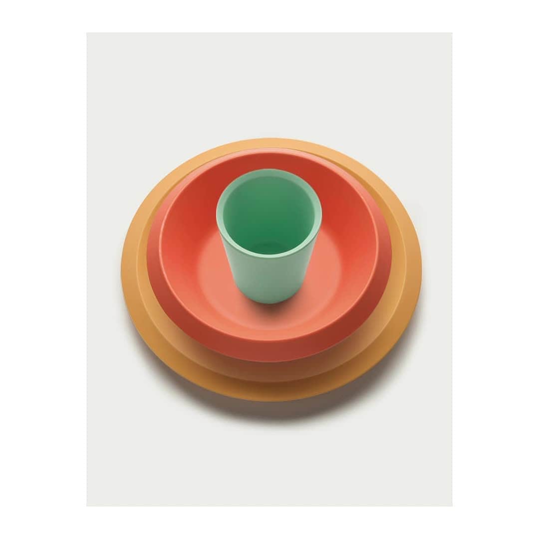 のインスタグラム：「Made from melamine, Giro Kids Collection is designed for children and dedicated to their imagination and natural playfulness. Its bright and contrasting colors are irresistible, with anti-slip rubber rings to anchor the tableware to any surface.⁣ ⁣ Design by @ben_van_berkel / @unstudio_architecture」