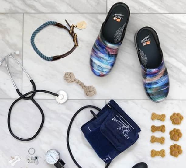 ダンスコのインスタグラム：「Win a treat for your feet! 1) Enter to win by tagging two friends in the comments. 2) Make sure you’re following @dansko on Instagram. Dansko has been proud to support nurses and healthcare workers throughout their journey, and through our donation efforts over the past eight weeks. This year, we are celebrating nurses and healthcare workers all year long!  Giveaway Rules: Giveaway runs 08/07/20 at 9:00 AM EST - 08/09/20 at 11:59 PM EST. No purchase necessary. One winner will be randomly selected and notified via DM. Verification that winner is a nurse or healthcare worker may be required in the form of a nurse’s badge or ID. Winner will win one pair of Dansko shoes from the current collection with a total estimated retail value of $150. Giveaway not associated with Instagram. Full terms and conditions at the link in the bio.」