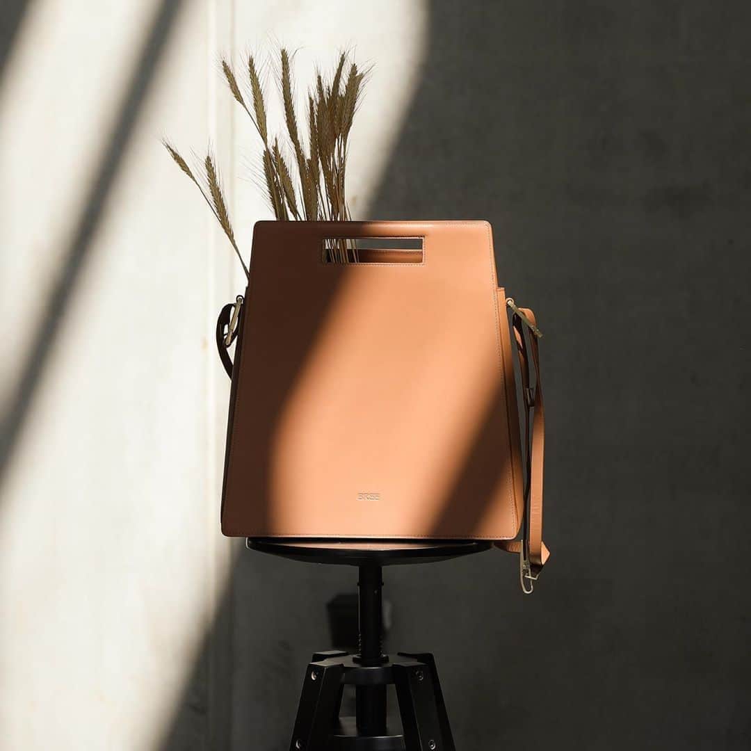 ブリーのインスタグラム：「An absolute trend are trapeze bags. With their clear and minimalistic shape they are timeless but yet modern. . . . Photo by @fabianlueck   #breesince1970 #madetomakeadifference #breevolution #handbags #leatherbags #purequality #purefashion #sustainablefashion」