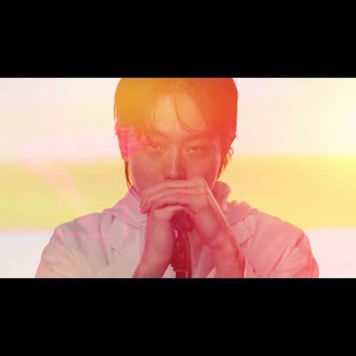 オカモトレイジのインスタグラム：「Our new shit drop today, check it!!!!🔥👍 俺は #きぽらに めちゃめちゃ良い曲だと思ってるんだけど、みんなどう？  監督はまさかのテズ！笑 @nastymensah  #菅田将暉 #okamotos #全員仲間」
