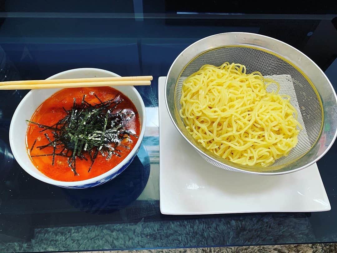 友永翔太のインスタグラム：「なかなか千葉県の勝浦市(僕が大学4年間を過ごした町)に行けない為大好きで病みつきになっていた勝浦タンタンつけ麺を1週間作って生活していました。  用意するもの…！ 玉ねぎ　1玉 豚ひき肉　50〜100g 鶏がらスープの素　大さじ2 醤油　大さじ1.5 ごま油ラー油　1.5〜 麺　2玉  作り方…！  1 フライパンで粗切りにした玉ねぎと豚ひき肉を炒める。 2 つけ皿に鶏がらスープの素と醤油を入れて1で炒めた物を入れる 3 お湯を投入し大事なごま油ラー油を投入して混ぜる 4 お好みで海苔トッピング等 5 麺を茹でたら完成  辛さが病みつきになる一品です！ 是非、勝浦に行った際は勝浦タンタンつけ麺を食べてほしいです！！  #勝浦#勝浦タンタンつけ麺#ジャオ#はらだ#あざみ#飯テロ」