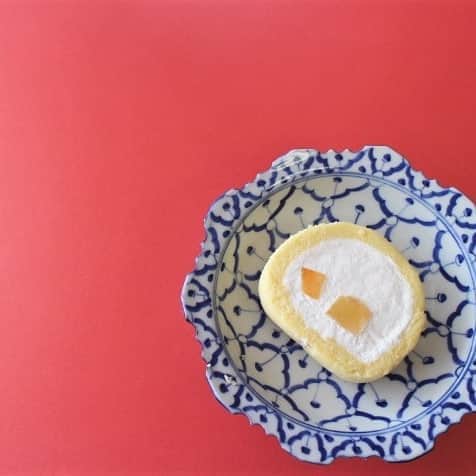 Shinkinedo Group inc.さんのインスタグラム写真 - (Shinkinedo Group inc.Instagram)「. 🌟夏色スターロールマンゴー🌠 . 滑らかな舌触りのクリームにマンゴーをフルーティーな甘さが夏を感じる美味しさ…。 . ふわっとした生地はしっとりとして、かすかにマンゴーの風味。 . 優しい甘さのトロピカルな夏の味覚を楽しんで。 . . 価格1,620(税込) . https://shop.shinkinedo.com/fs/shinkinedo/limited-roll/a-a761-1 . . #新杵堂 #マンゴー好きな人と繋がりたい #マンゴーケーキ好きな人と繋がりたい #おうち時間　#ロールケーキ #お菓子ギフト　#おうちカフェ #うちカフェ #ごほうびスイーツ#お取り寄せスイーツ#サマーフルーツ#マンゴーケーキ #おうちスイーツ#アンチエイジング #マンゴー#フルーツケーキ #sweetspic  #sweetstagram #instadessert #푸드스타그램 #일본음식 #좋아요반사 #자신에게포상 #맞팔 #달콤한남자 #집스위」8月7日 22時11分 - shinkinedo